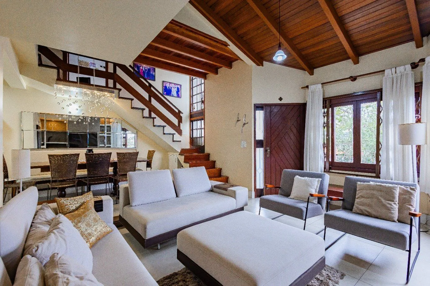 Imagem Casa de 4 dormitórios e 208m² à venda no Bairro Jardim Botânico, Porto Alegre.