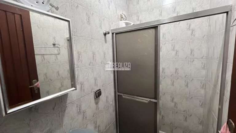 Imagem Casa à venda em Uberaba: 2 dormitórios, suíte, 4 garagens e quintal amplo