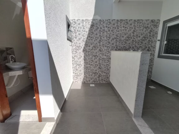 Imagem Casa linear composta de 2 quartos sendo um suíte cozinha ampla, sala, banheiro social, área de churrasco,