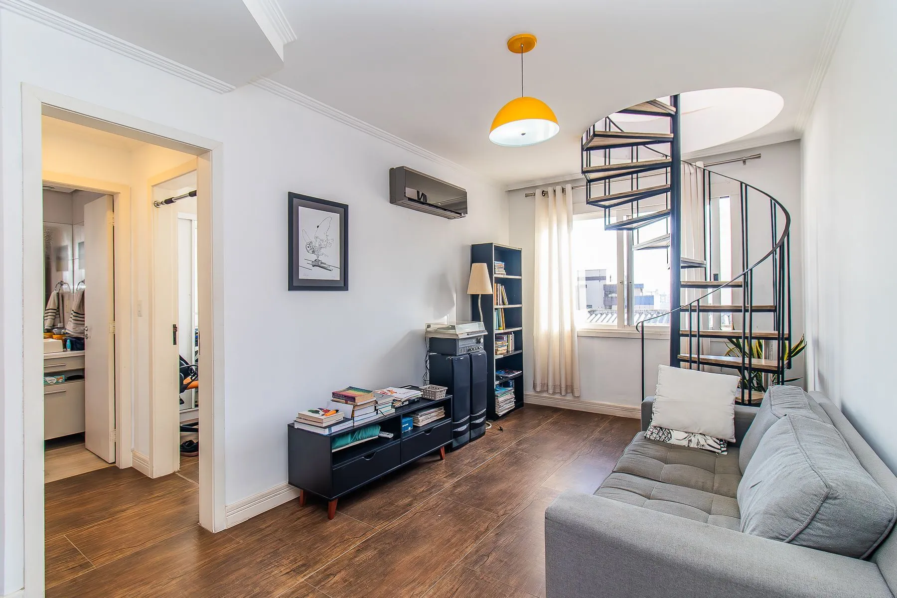 Imagem Amplo apartamento duplex com 2 dormitórios e 1 vaga de garagem.