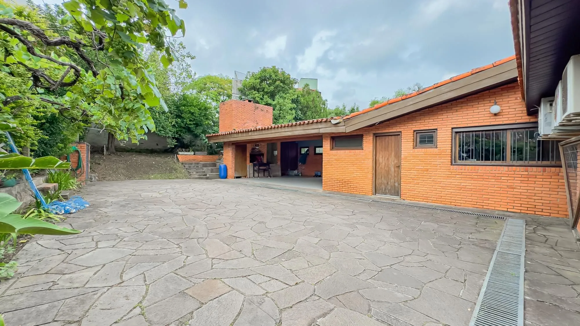 Imagem Casa com 3 quartos e 313m² à venda em Chácara das Pedras, Porto Alegre. Rua Joao Paetzel, Chácara Das Pedras, Porto Alegre