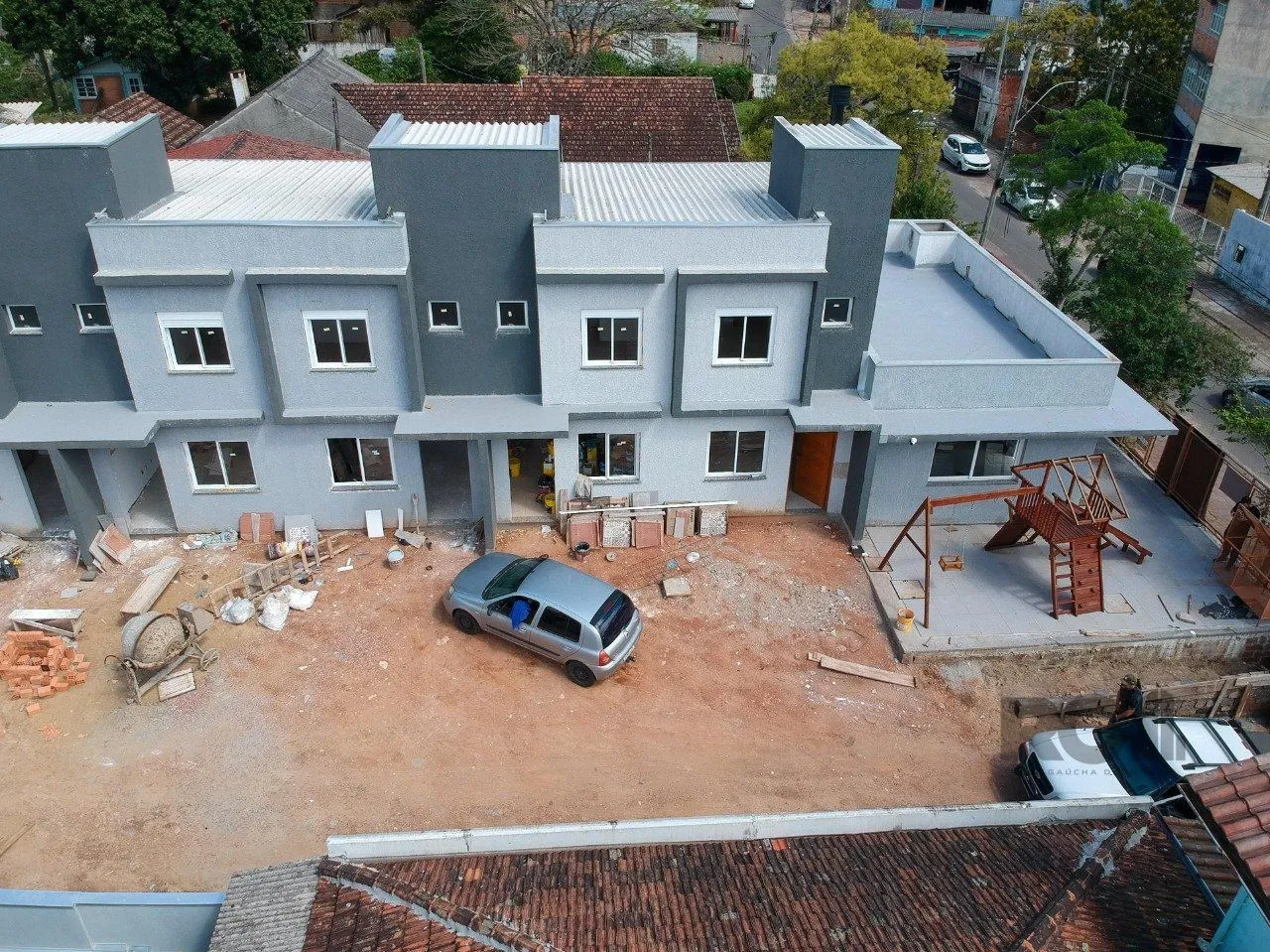 Imagem CASA ESTILO SOBRADO COM 2 QUARTOS E PÁTIO, À VENDA NO BAIRRO VILA NOVA, EM PORTO ALEGRE/RS