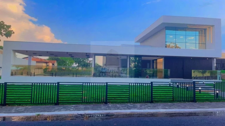 Imagem Casa de luxo em condomínio à venda em Chapada dos Guimarães-MT: 6 quartos, 4 suítes, 3 salas, 7 banheiros, 6 vagas de garagem, 400m².