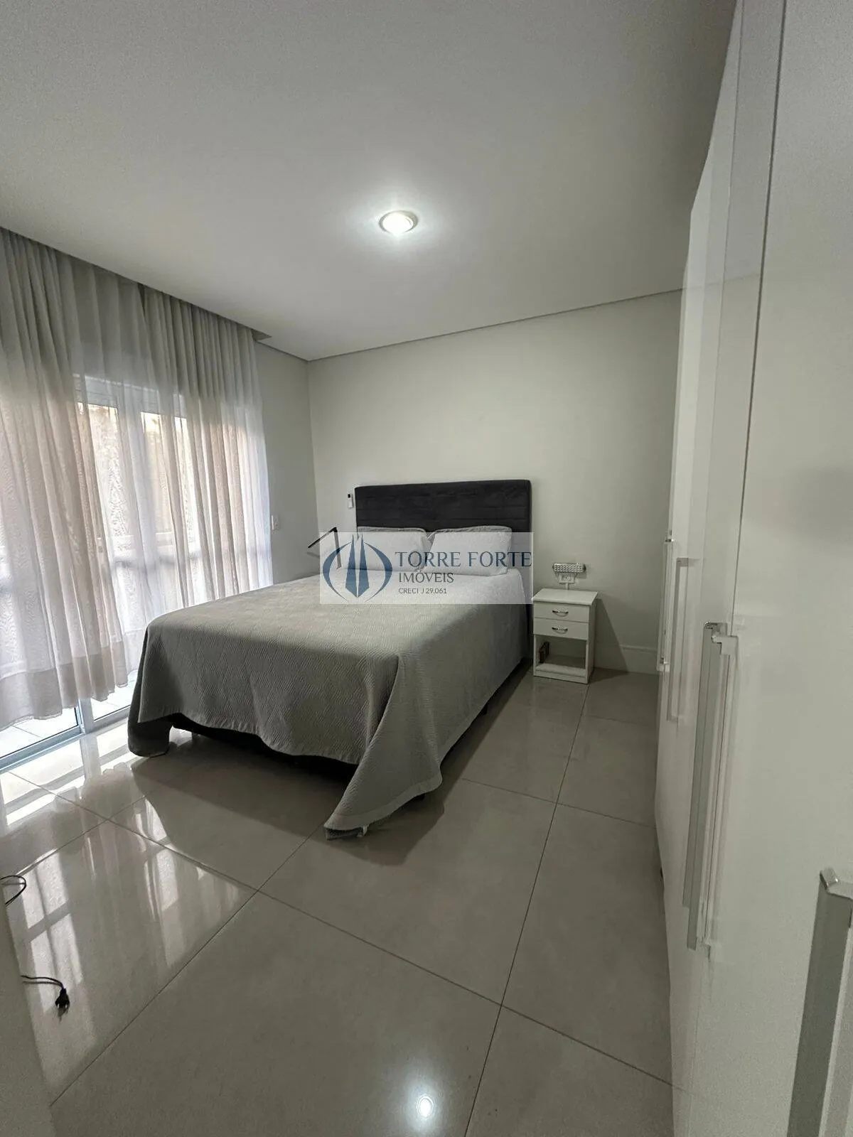 Imagem Sobrado com 3 dormitorios 3 suites 2 vagas de garagem no Parque Savoy City.