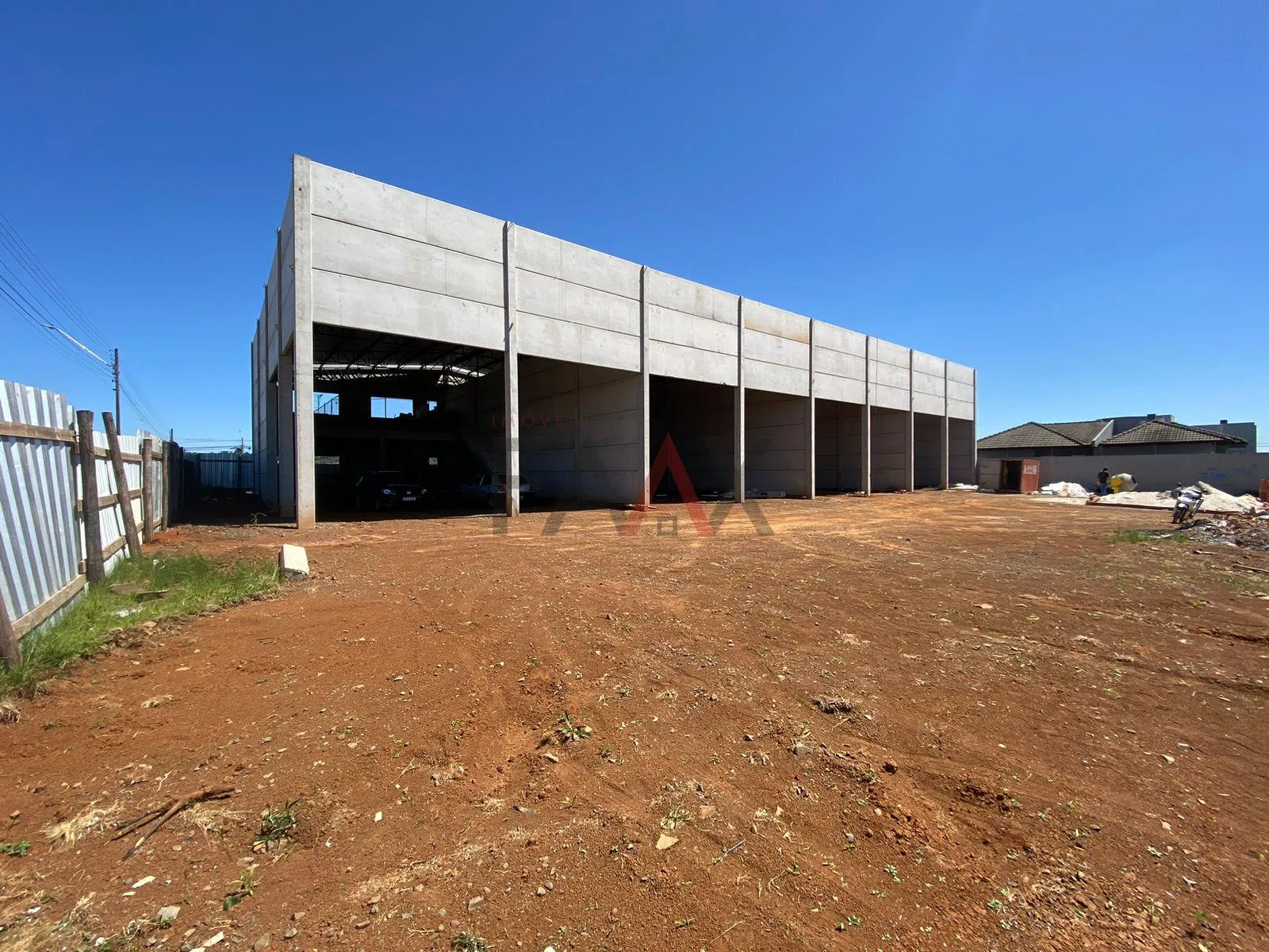 Imagem Sala comercial no Bonsucesso com amplo espaço de estacionamento sala tendo 300m