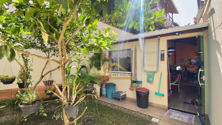 Imagem Aconchegante casa com 3 quartos em condomínio Clube, com Vista Perene Para a Mulher de Pedras em Vargem Grande Teresópolis-RJ.