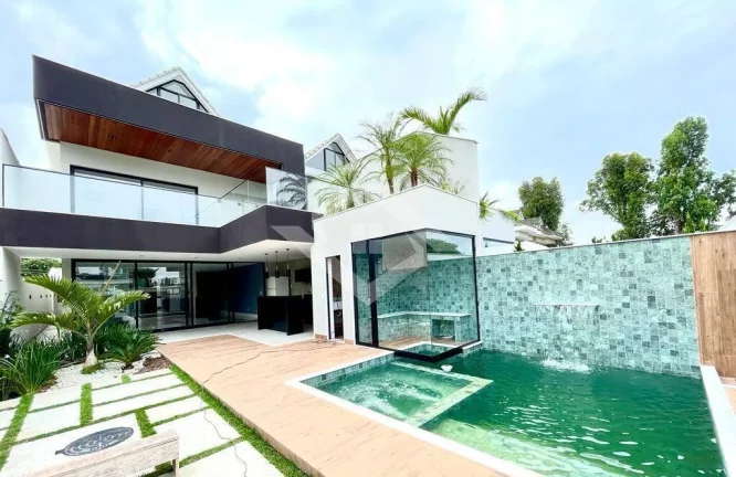 Casa Triplex de 4 Quartos para Venda no Green Place Recreio