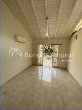 Imagem A casa possui um amplo espaço interno, com 3 quartos, sendo uma suíte com varanda, todos equipados...