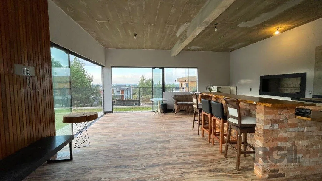 Imagem Linda Casa Ampla com 3 Suítes Construída Recentemente em Condomínio no Bairro Nobre de Gramado