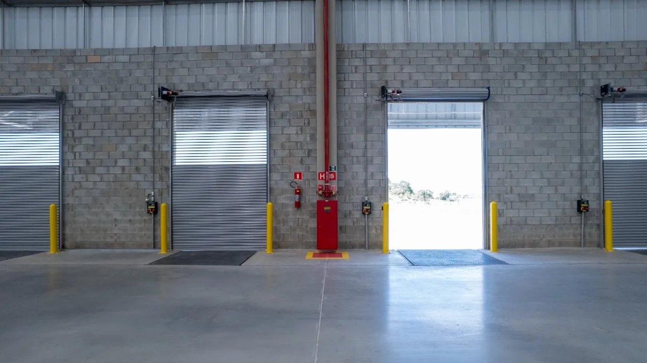 Imagem Alugue já o seu Armazém Industrial de 10.017,65 m² em Betim-MG, bairro São Marcos!