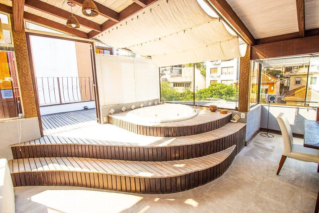 Imagem Cobertura para Venda - 116.36m², 2 dormitórios, sendo 1 suites, 1 vaga - Petrópolis