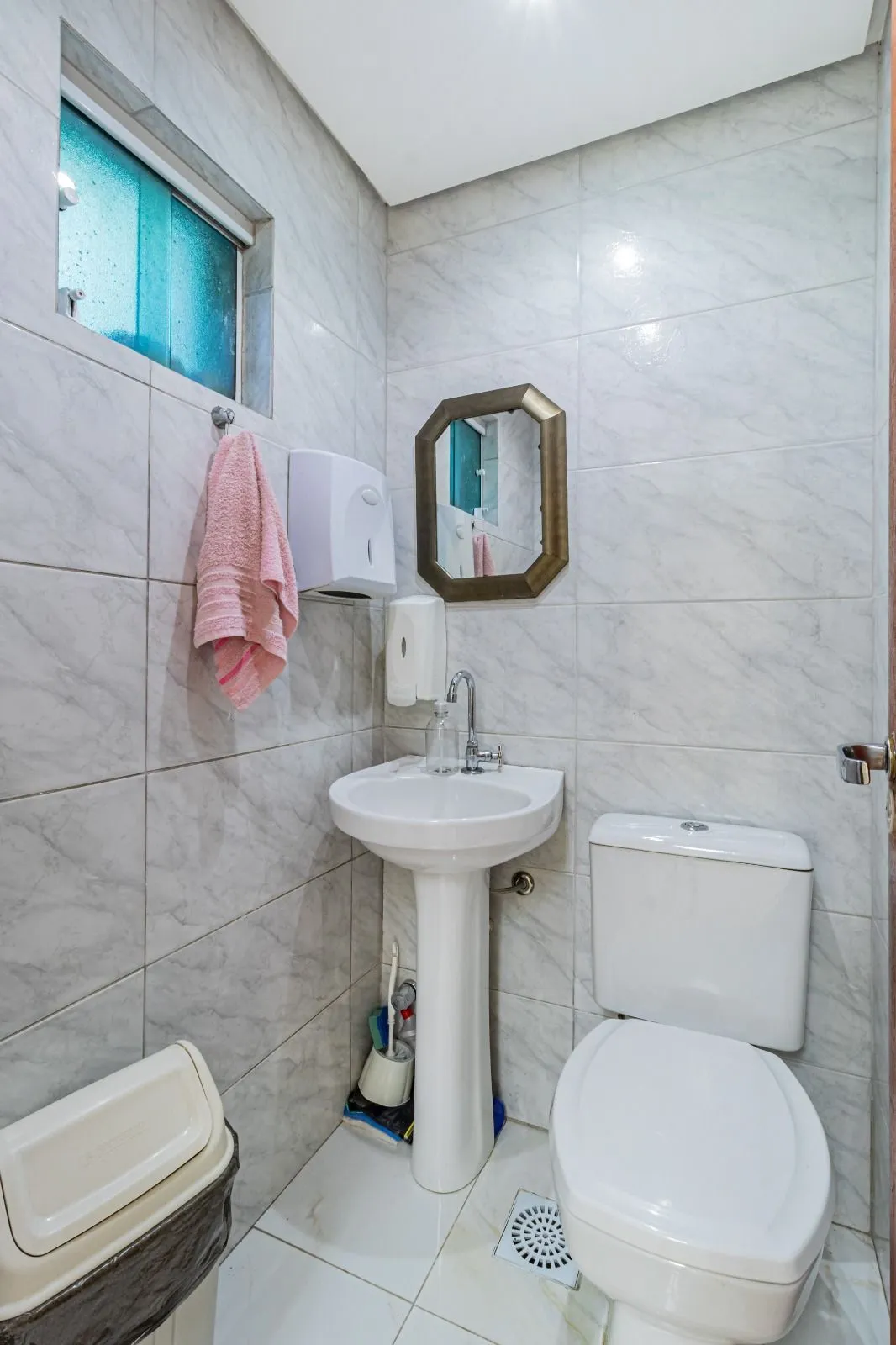 Imagem Oportunidade Única! Prédio Comercial em Localização Privilegiada em Porto Alegre