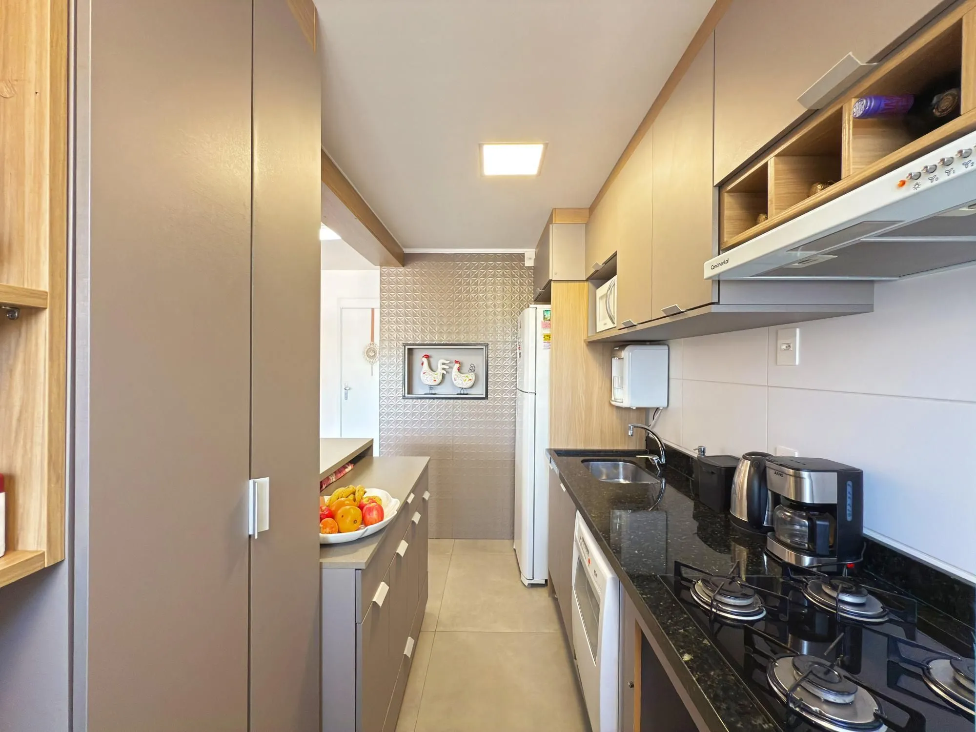 Imagem Apartamento 03 Suítes bairro Cristal, 88,97m² de área privativa, semimobiliada e 02 vagas de garagens cobertas.