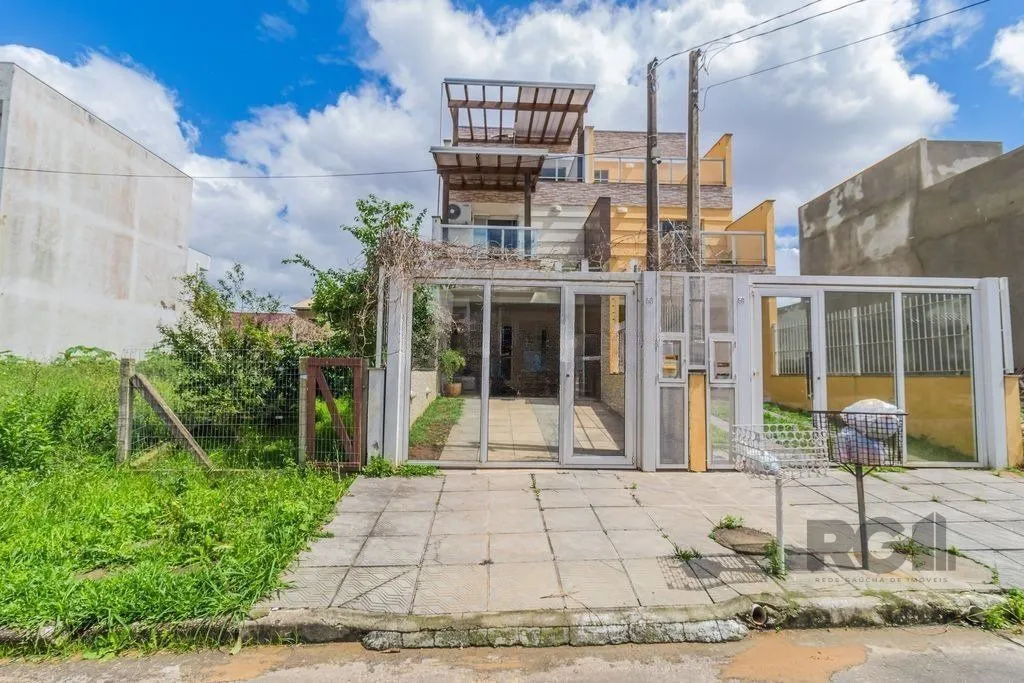 Imagem Casa de 3 dormitórios no bairro Guarujá