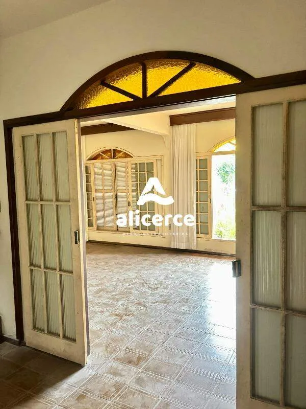 Imagem Casa com 4 Quartos e 3 banheiros à venda, 320m² no bairro Balneário em Florianópolis