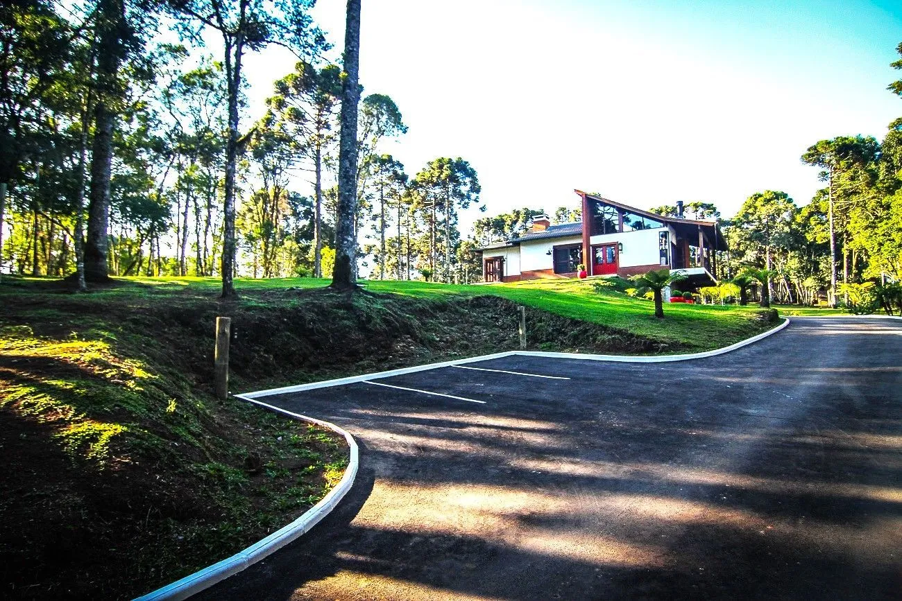 Imagem Casa Alto Padrão localizada a 5 quilômetros do centro de Canela, em meio a natureza com 16,600² em localização privilegiada e valorizada..