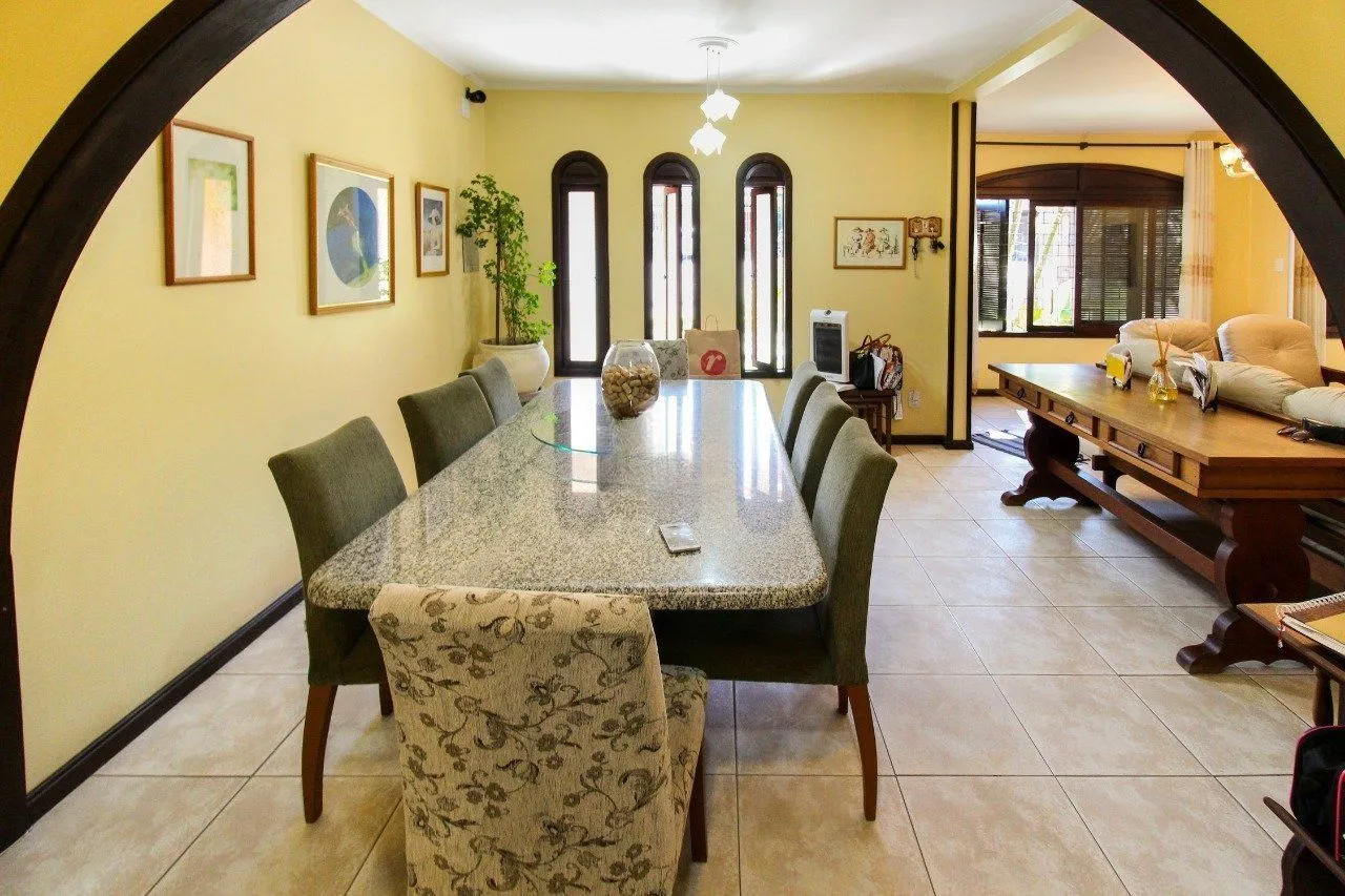Imagem Casa com 6 dormitórios à Venda no Bairro Jardim Carvalho, Porto Alegre