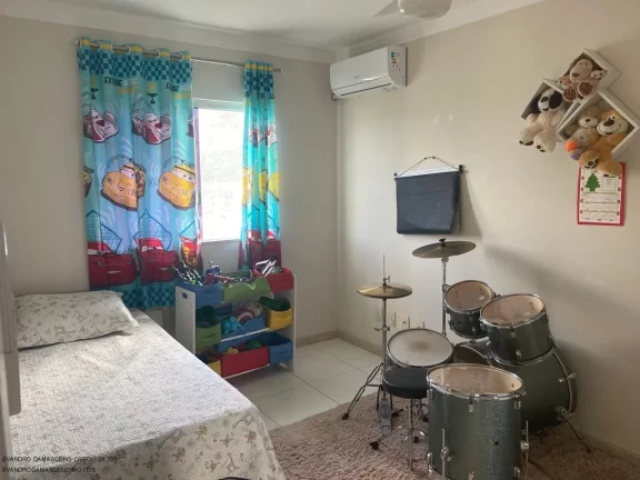 Imagem Casa de Luxo em Condomínio: 4 Quartos, 2 Suítes, 2 Salas, 2 Banheiros, 2 Vagas de Garagem em Buraquinho - Lauro de Freitas-BA.
