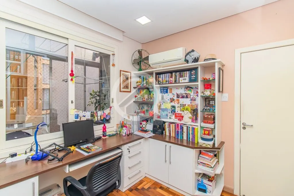 Imagem Amplo apartamento de 3 Dormitórios semi-mobiliado, amplo living com armário, varanda, cozinha indi...