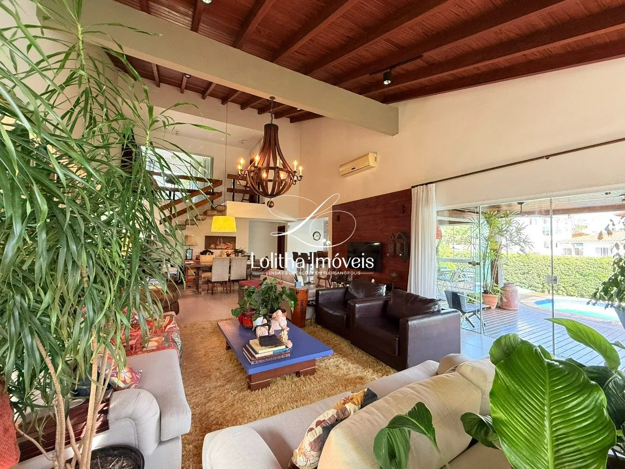 Imagem Casa com 3 Suítes, Piscina e Churrasqueira à venda em Jurerê - Florianópolis/SC