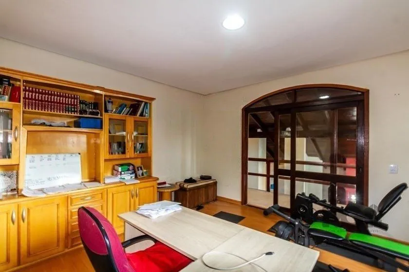 Imagem Casa 303m² - 4 dormitórios, 2 vagas no bairro Santo Antônio