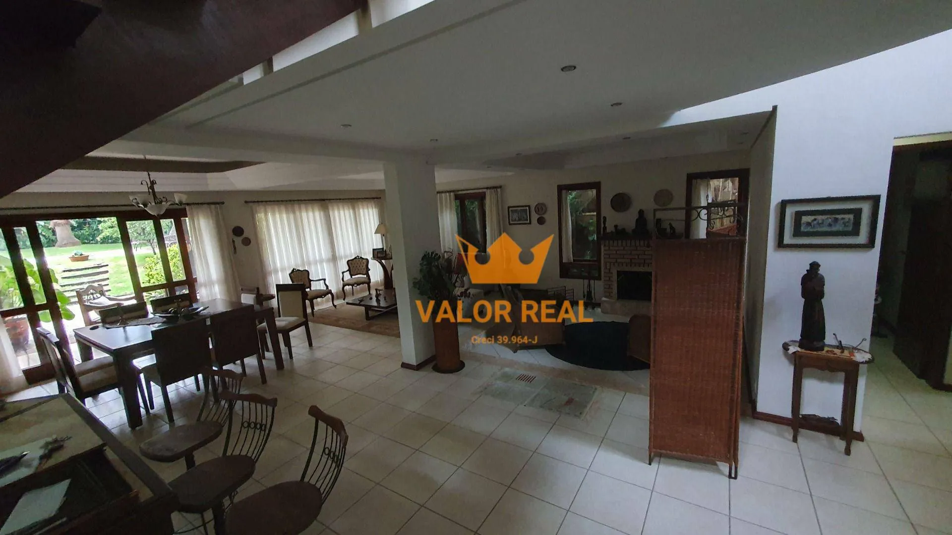 Imagem Casa em Condomínio de Alto Padrão, Venda ou Locação: AT 720 m2 e AC 390 m2, 4 suites, 4 vagas, piscina.
