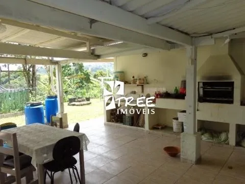 Imagem VENDA DE CHÁCARA NO COPACO, EM ARUJÁ/SP, A/T de 1.700m², A/C 150m², 3 dorm, sala com lareira, espaço c/ churrasqueira, pomar e 10 vagas. CONSULTE-NOS.