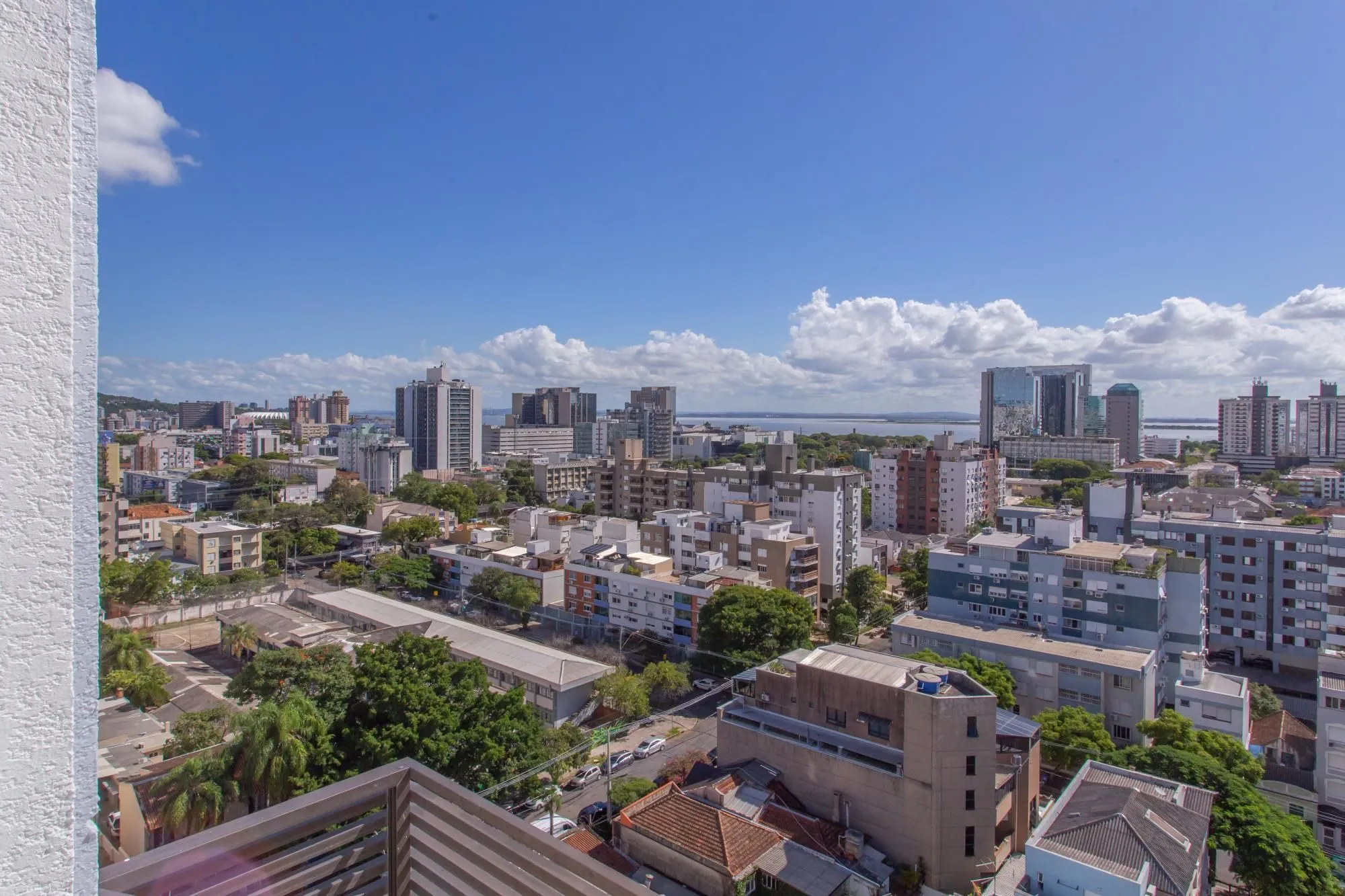 Imagem Apartamento de 02 dormitorios, suite, vaga garagem com vista livre no bairro Menino Deus-Porto Alegre.