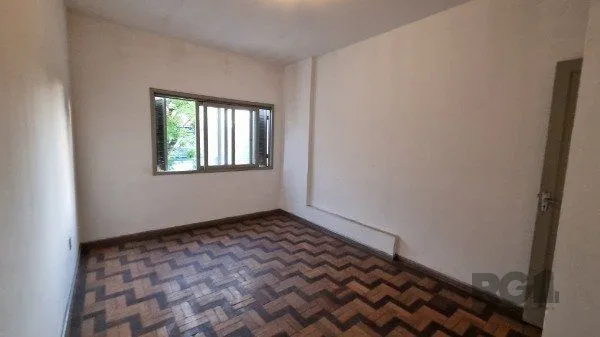 Imagem Casa /Sobrado com apartamento e loja, estacionamento, a venda no Bairro Jardim Itu. Lojão embaixo com dois banheiros e divisórias,