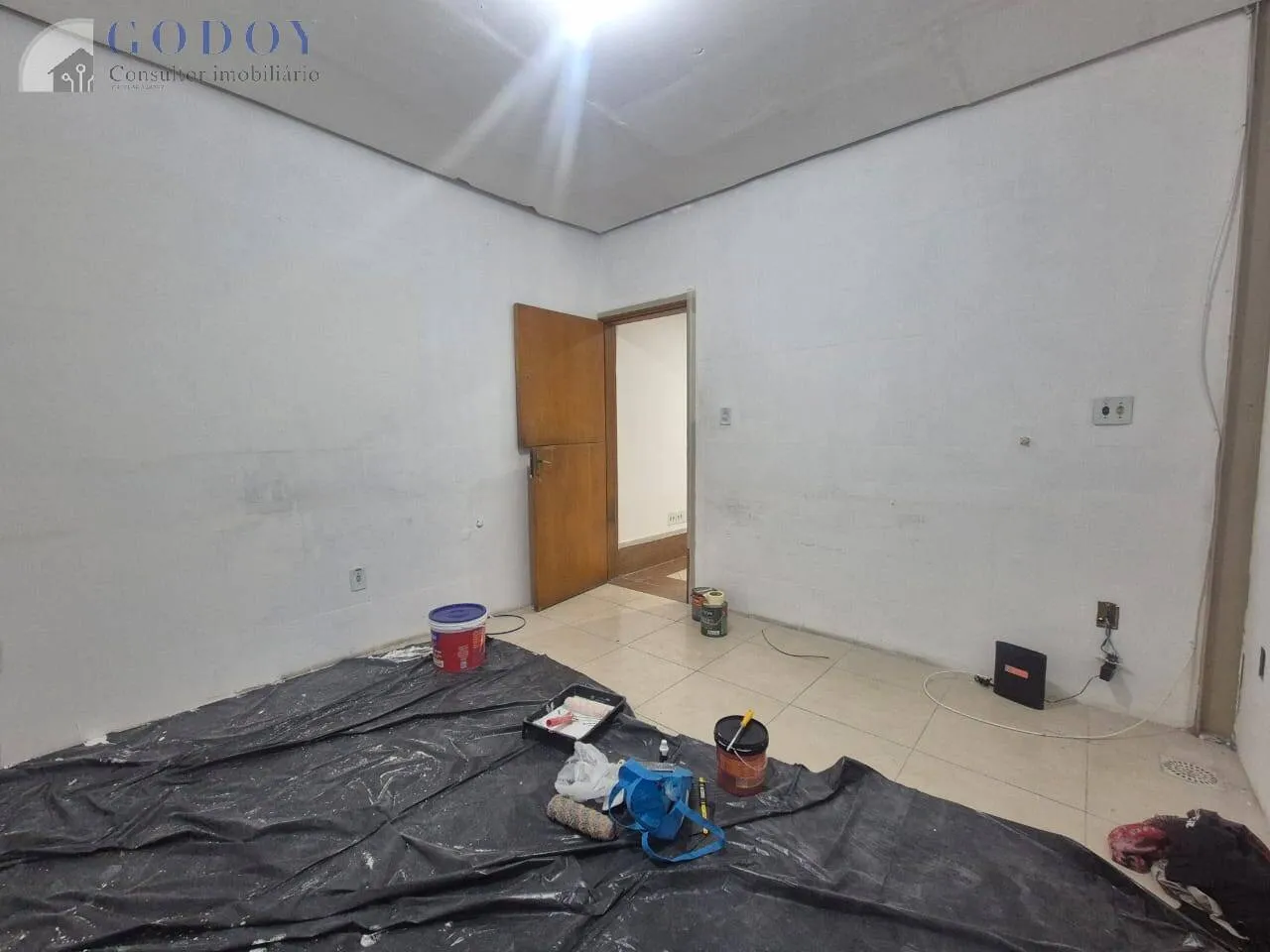 Imagem Investimento: Centro Comercial com 28 Lojas e Piso Superior Privado