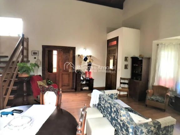 Imagem Esta encantadora casa localizada em Sousas, uma das áreas mais aprazíveis de Campinas, tem tudo qu...