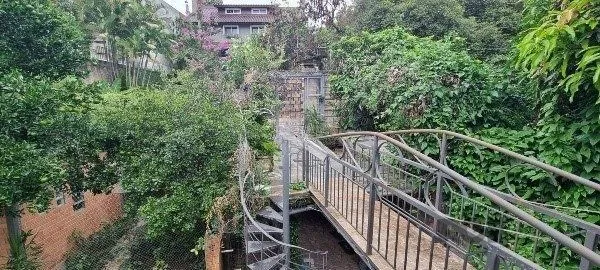 Imagem Vende-se ampla casa 6 quartos, 2 suítes, 5 vagas de garagem, churrasqueira e duas entradas individuais - 360m² - Chácara das Pedras