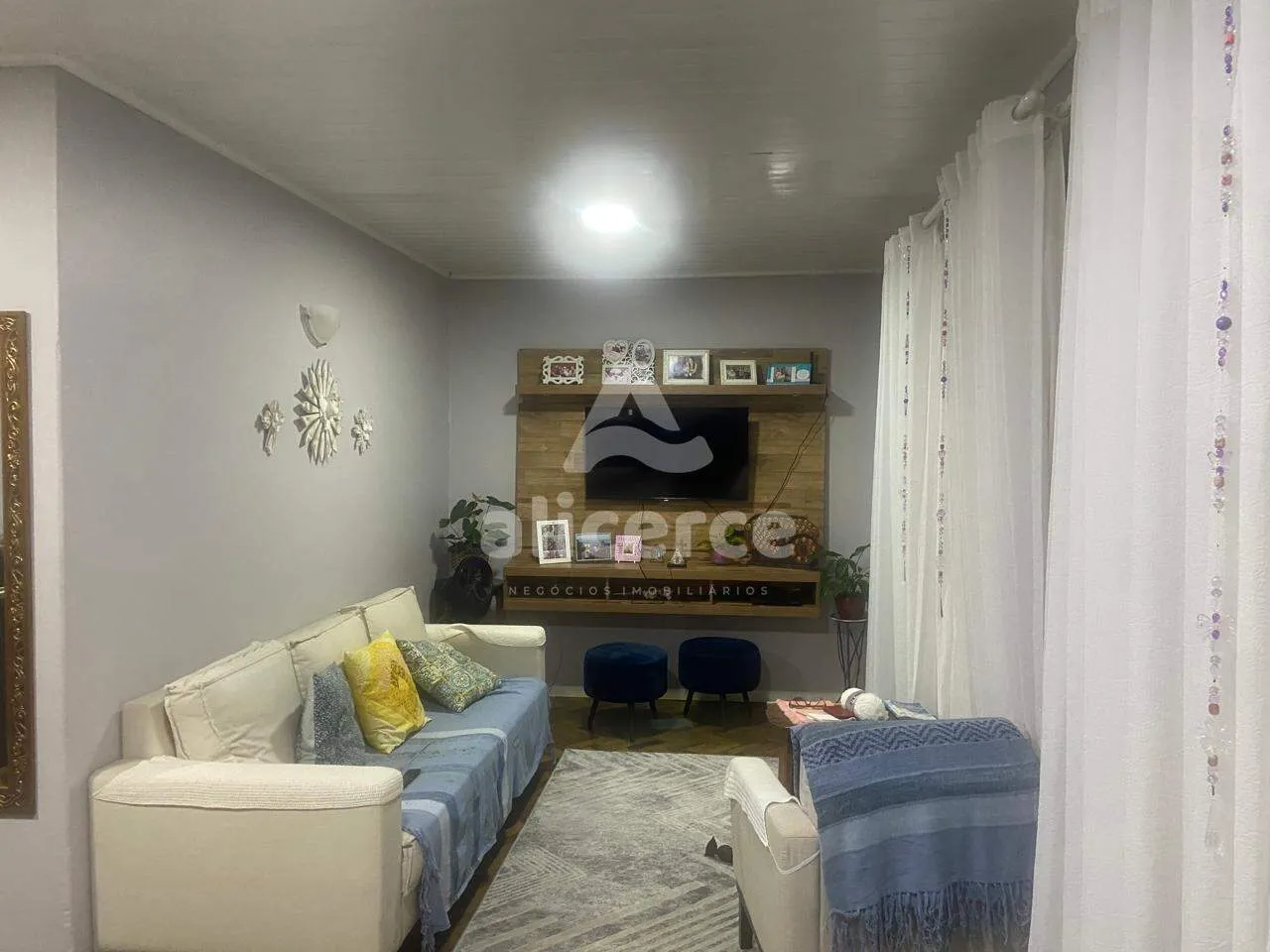 Imagem Casa com excelente localização no bairro Estreito, a apenas uma quadra da Beira-Mar Continental