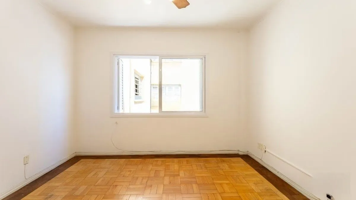 Imagem Apartamento de 1 quarto à venda no Edifício Britânia na Avenida Independência em Porto Alegre - 45,24 m² Privativos e Portaria 24h