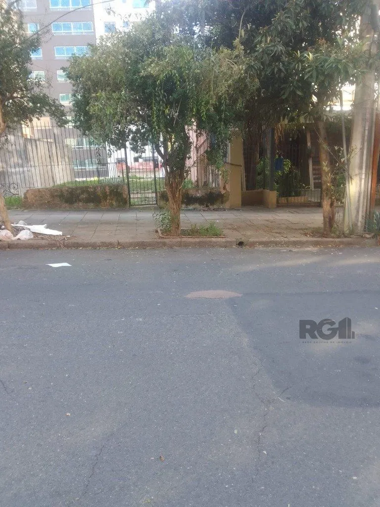 Imagem Terreno com 330 metros quadrados sendo 10 de frente e 33 da frente aos fundos.