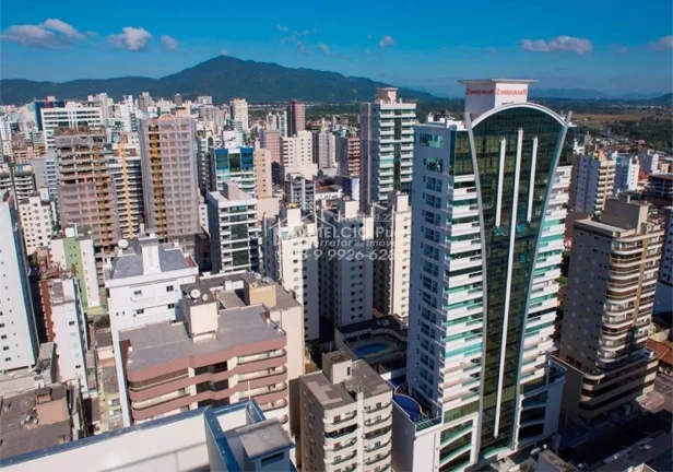 Imagem Vendo Apartamento em Meia Praia Itapema, Residencial La Lumiere, 200 Metros do Mar. Com 4 Suítes, 210m² de área privada. 3 elevadores, 2 garagens.