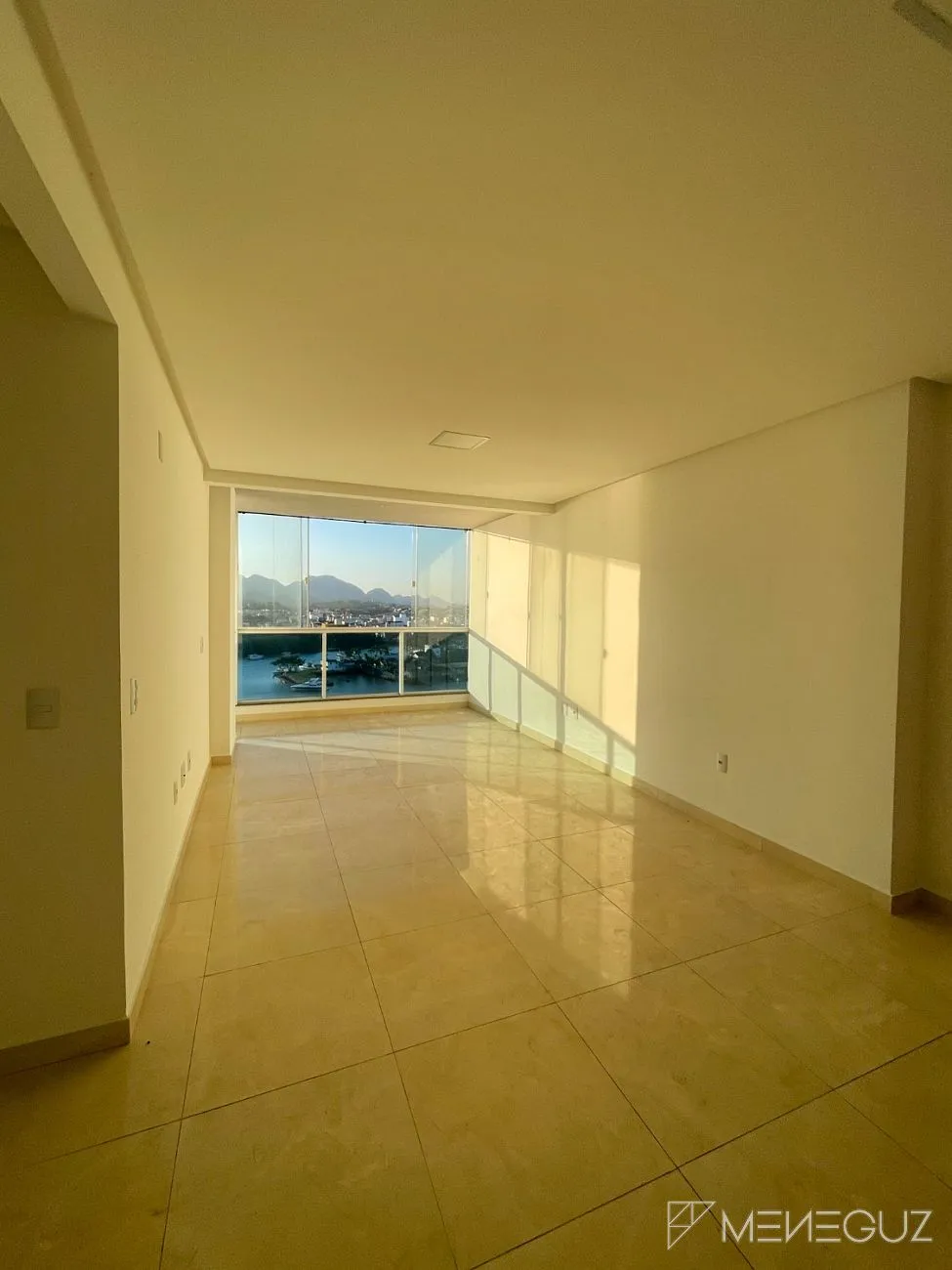 Imagem Apartamento de 2 quartos, com duas vagas de garagem, no centro de Guarapari com vista para o canal - Parcelamento em 60 meses!