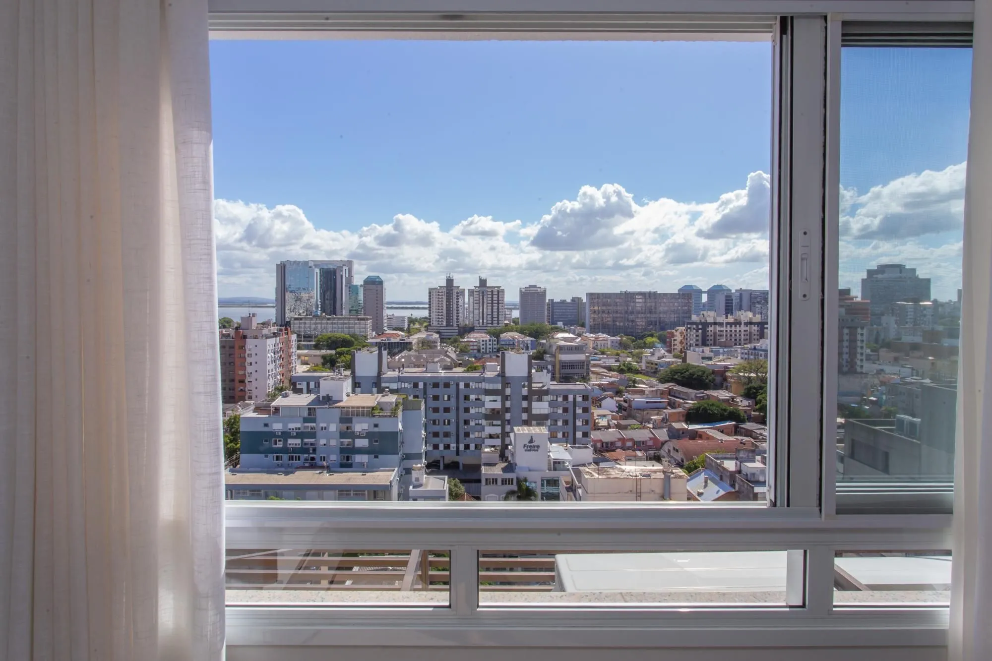 Imagem Apartamento de 02 dormitorios, suite, vaga garagem com vista livre no bairro Menino Deus-Porto Alegre.