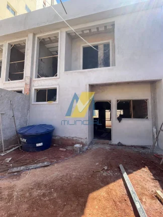 Imagem Sobrado moderno com 3 suítes, 4 vagas e quintal para lazer exclusivo
