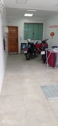 Imagem CASA SOBREPOSTA TÉRREA NA PONTA DA PRAIA COM PORTEIRA FECHADA
