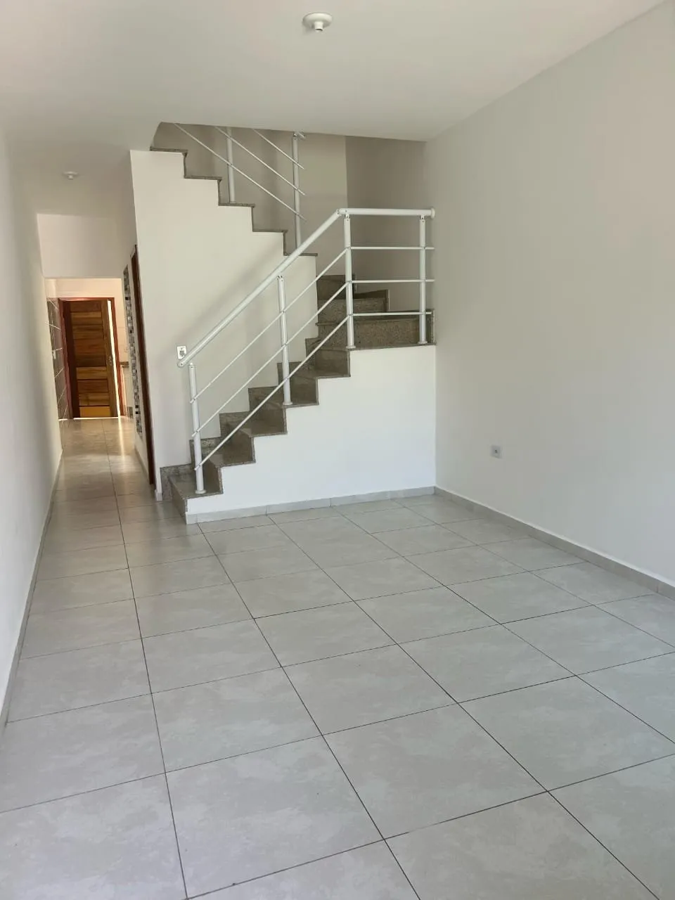 Imagem Sobrado Frontal para Locação na Cidade Líder - Excelente Custo-Benefício