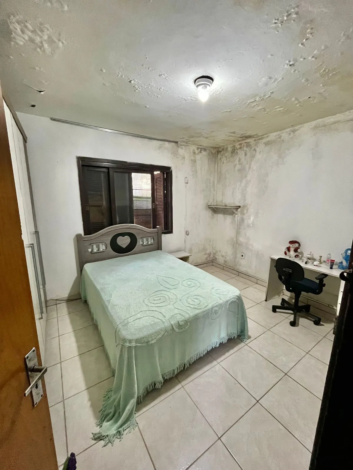Imagem Casa na Rua Marista, Partenon, com 11,00 de frente por 23,00 de frente a fundos