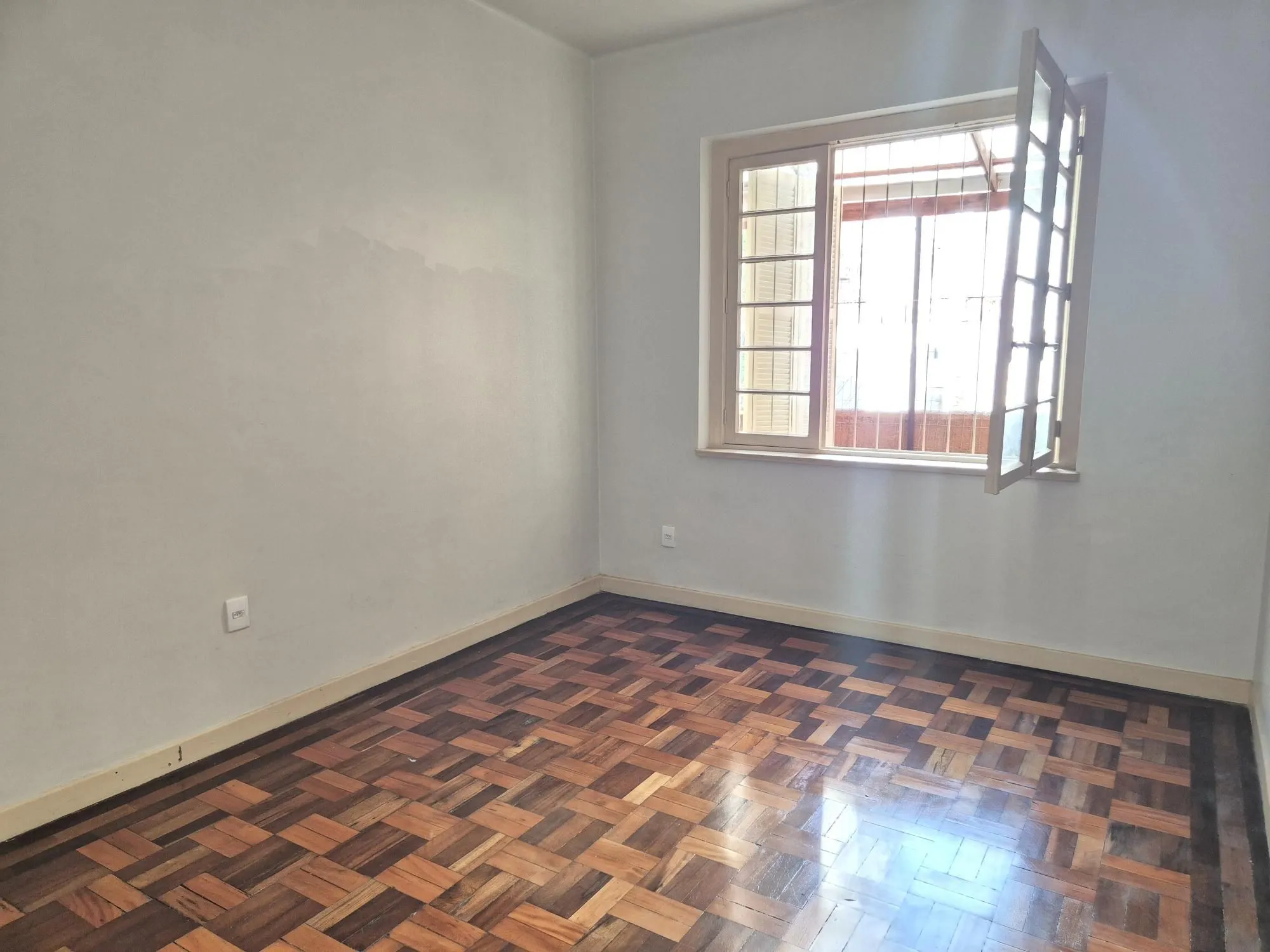 Imagem 2 dormitório com área externa e churrasqueira