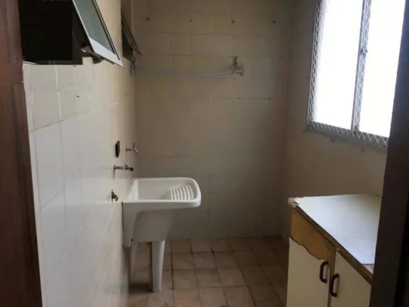 Imagem Apartamento com ótima localização, 2 quartos sendo uma suíte com armário embutido, sala, sacada...