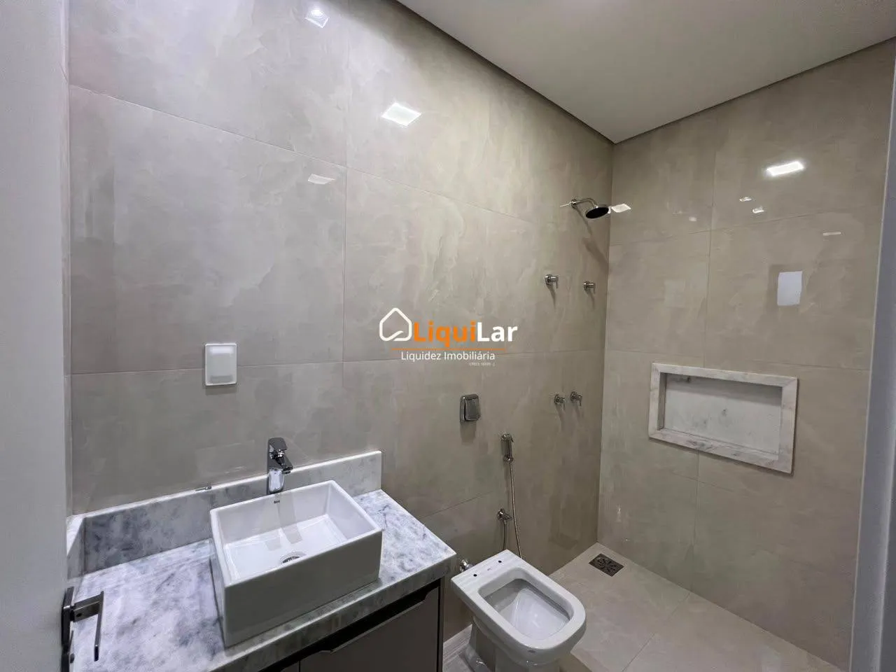 Imagem Alphaville 4 | Casa Térrea com Escritório, Cozinha Separada e Piscina Aquecida