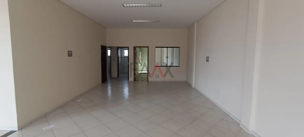 Imagem Sala Comercial 900m para Alugar em São Cristóvão com Estacionamento