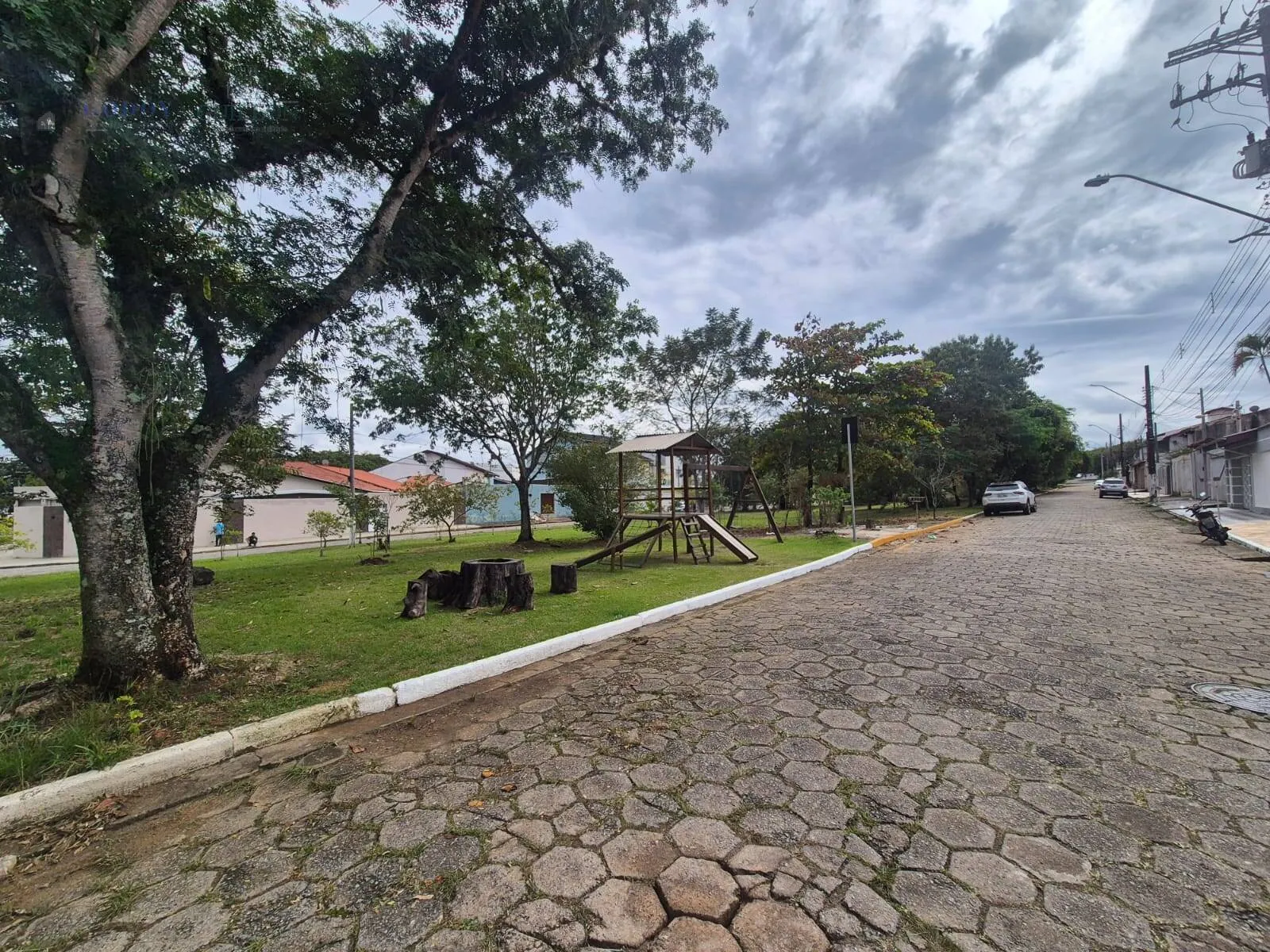 Imagem Renda Garantida e Ótima Localização: 2 Casas à Venda em Bairro Consolidado