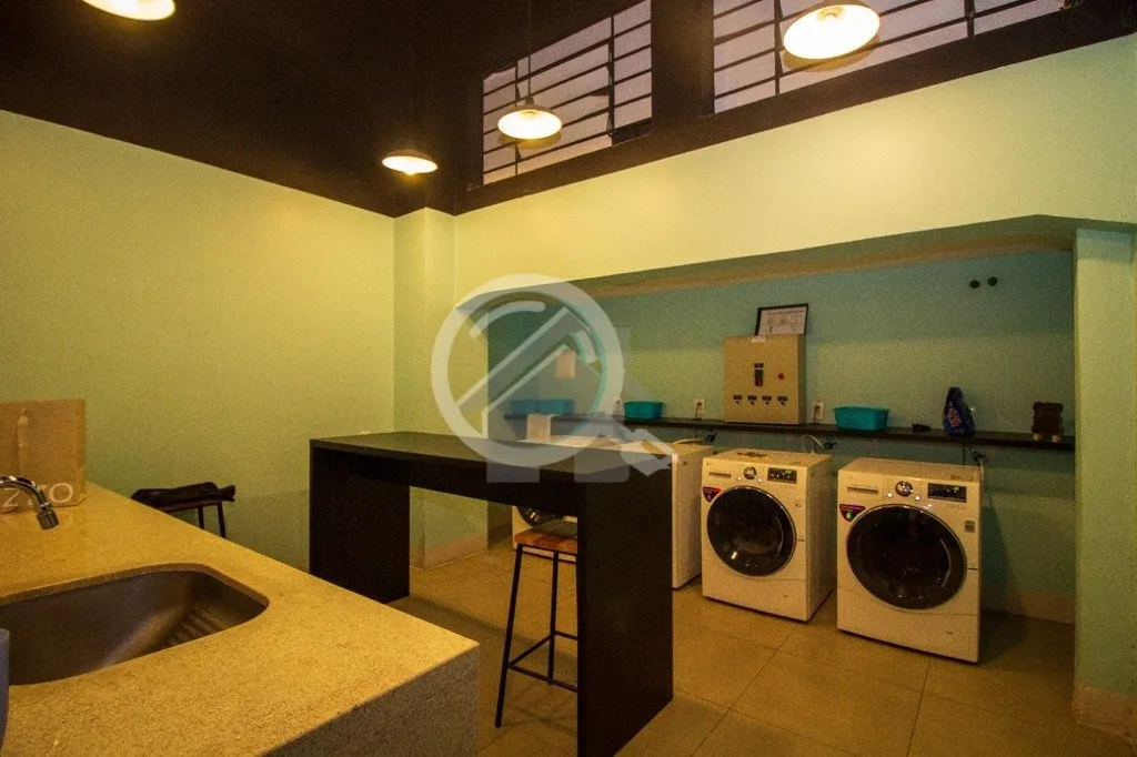 Imagem Studio totalmente mobiliado, com ar condicionado,uma cama de casal e duas camas de solteiro, banheir...