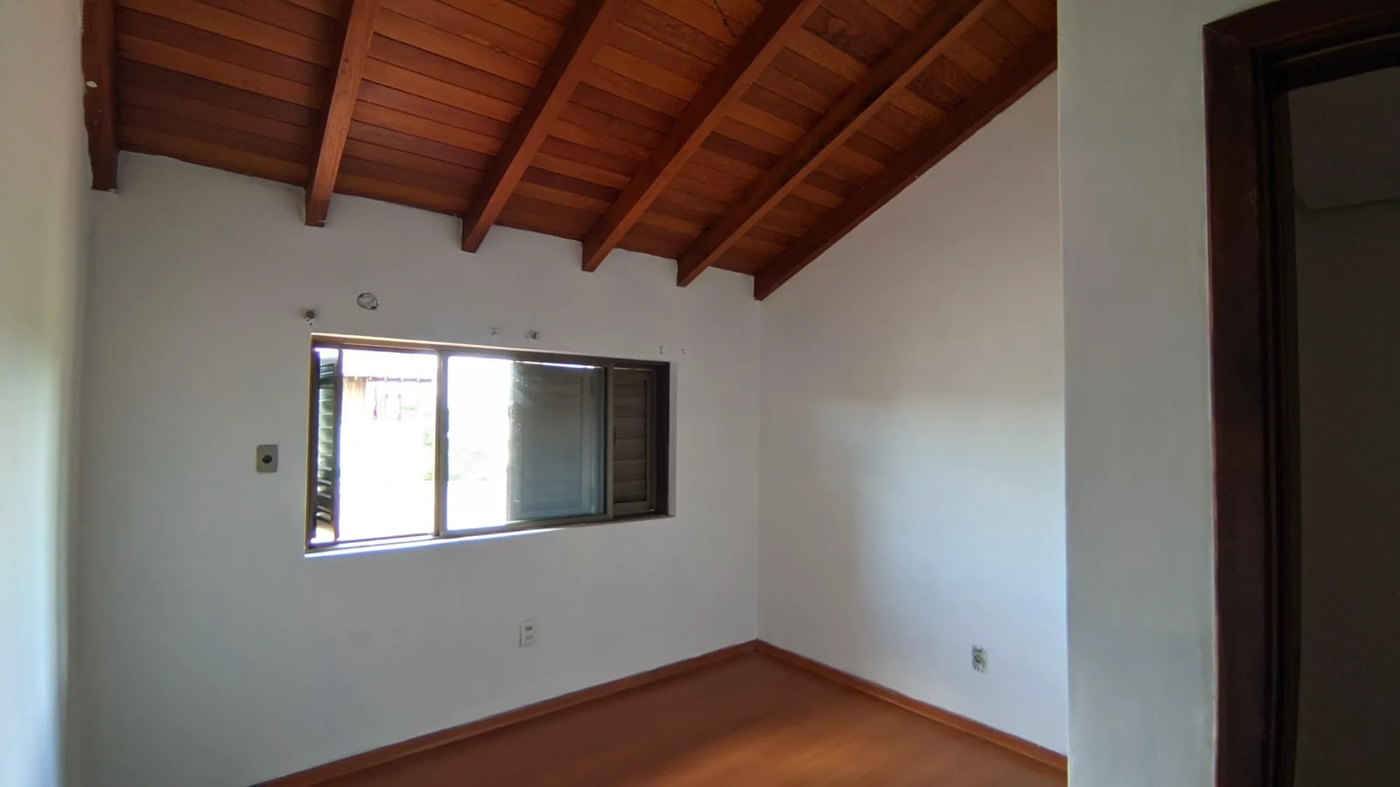 Imagem Casa de 3 Andares com Pátio e Churrasqueira Próxima ao Bourbon Country