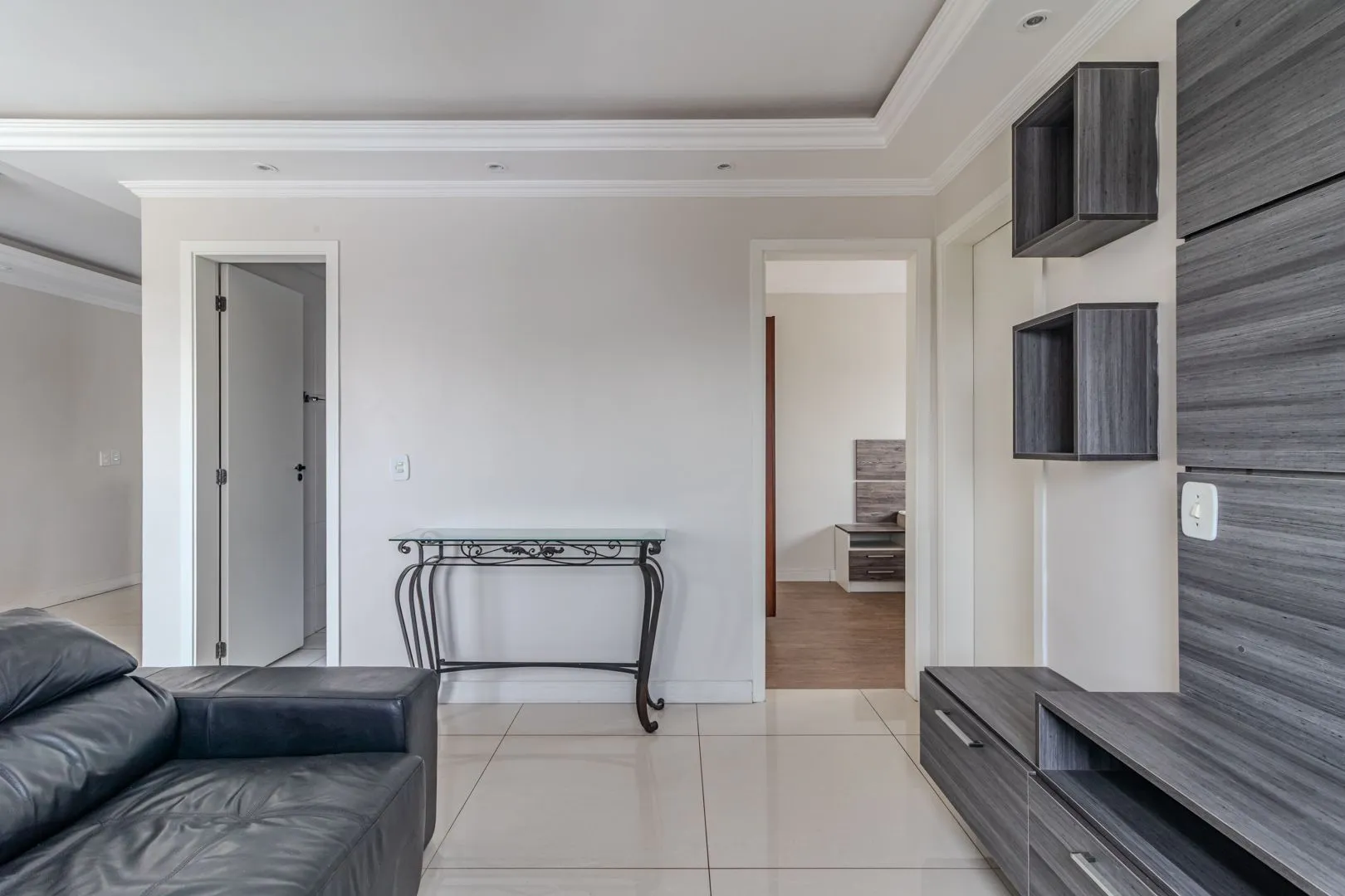 Imagem MÁFFER IMÓVEIS ALUGA LINDO APARTAMENTO 2 DORMITÓRIOS MOBILIADO COM GARAGEM NA AV. ASSIS BRASIL, PRÓXIMO AO SHOPPING LINDÓIA